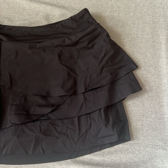 Halara 3-Layered Ruffle tiered tennis/golf skirt with shorts black size large - Picture 2 of 5